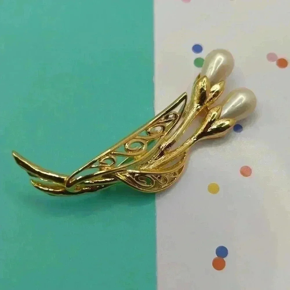 Vintage Trifari Pearl Tulip Brooch - Elegant Gold Tone Floral Pin - Picture 2 of 7